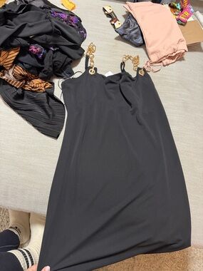 caris dusty pink long sleeve lace bodycon dress Lace Scalloped Plunge-Neck Maxi Dress in Pink - 4